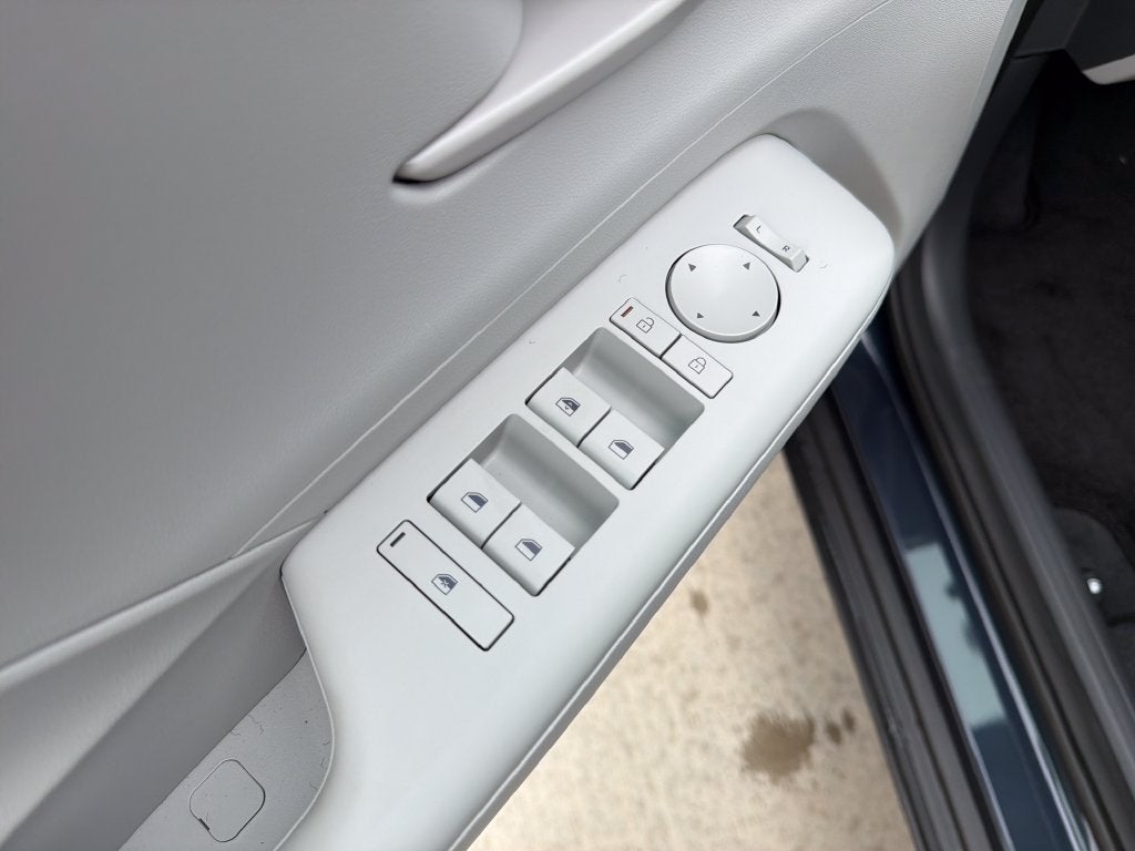 2027 Hyundai KONA SE FWD